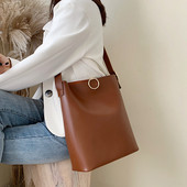 Napi női táska fém rögzítéssel és hosszú füllel