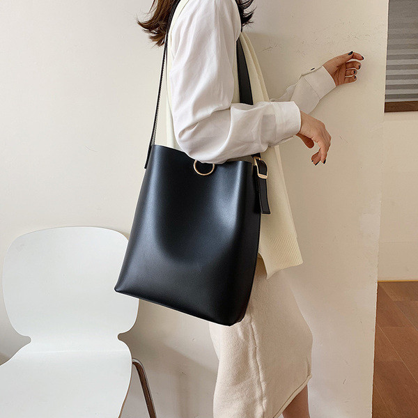 Napi női táska fém rögzítéssel és hosszú füllel