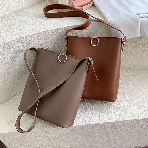 Napi női táska fém rögzítéssel és hosszú füllel