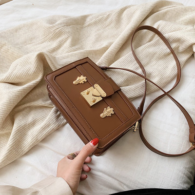 Modern női táska fém elemmel, hosszú fogantyúval