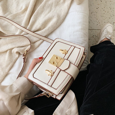 Modern női táska fém elemmel, hosszú fogantyúval