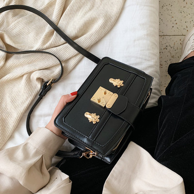 Modern női táska fém elemmel, hosszú fogantyúval