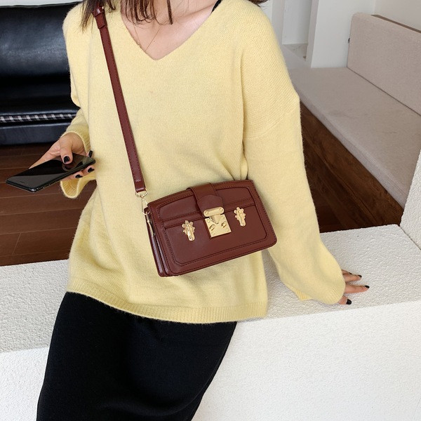 Modern női táska fém elemmel, hosszú fogantyúval