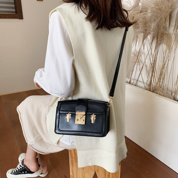 Modern női táska fém elemmel, hosszú fogantyúval