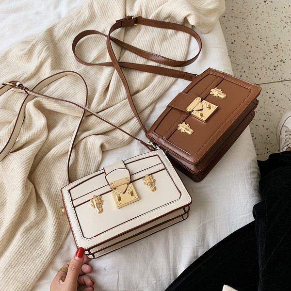 Modern női táska fém elemmel, hosszú fogantyúval