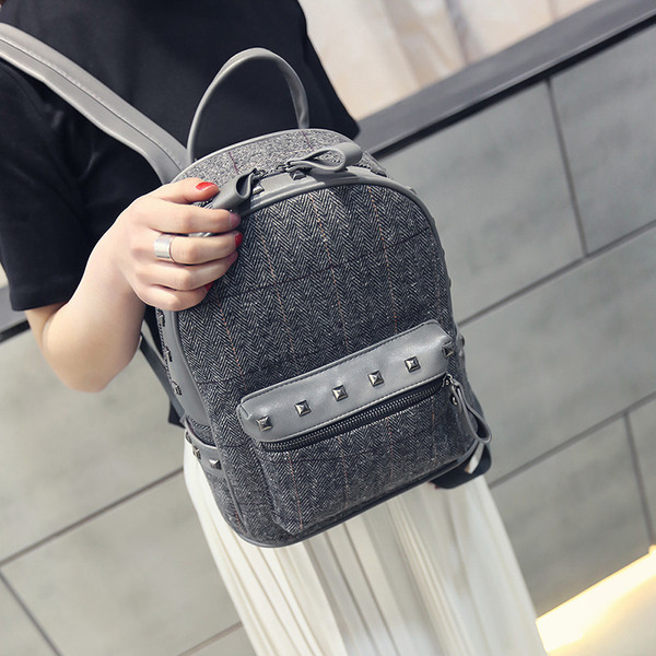 Női hátizsák fekete és szürke szegecsekkel