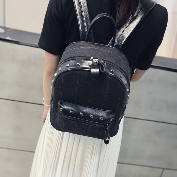 Női hátizsák fekete és szürke szegecsekkel