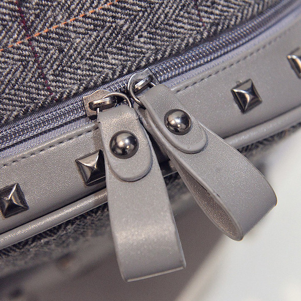 Női hátizsák fekete és szürke szegecsekkel