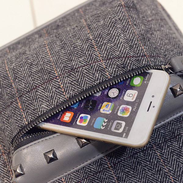 Női hátizsák fekete és szürke szegecsekkel