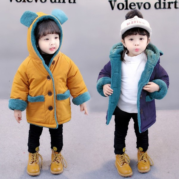 Modern gyerekkabát két színben 3D elemmel fiúknak