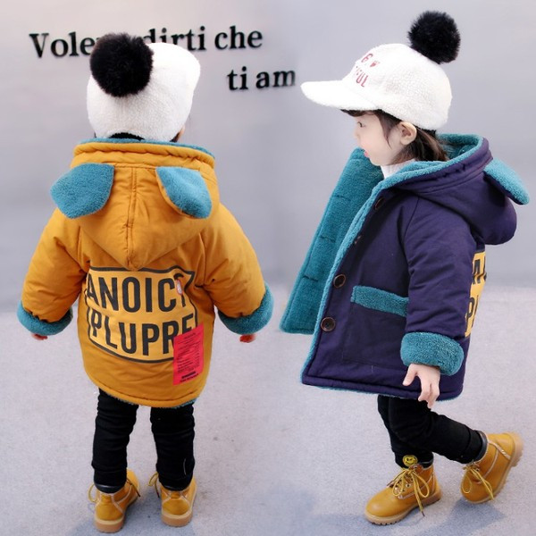 Modern gyerekkabát két színben 3D elemmel fiúknak