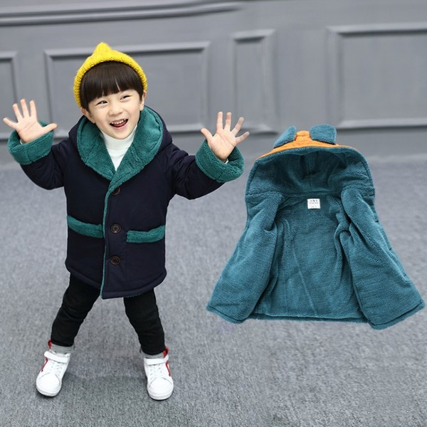 Modern gyerekkabát két színben 3D elemmel fiúknak