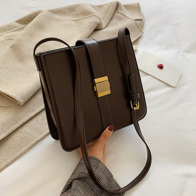 Modern női táska fém elemmel több színben