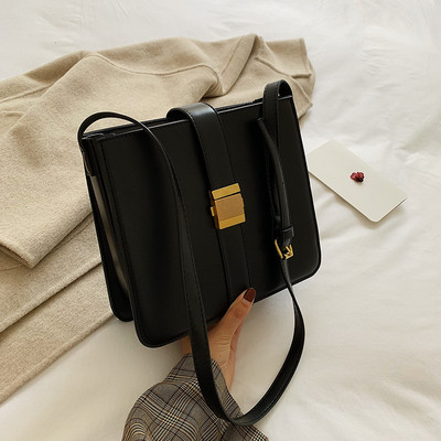 Modern női táska fém elemmel több színben