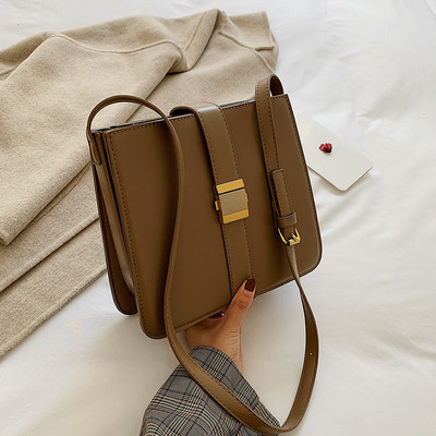 Modern női táska fém elemmel több színben