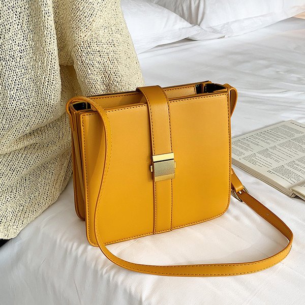 Modern női táska fém elemmel több színben