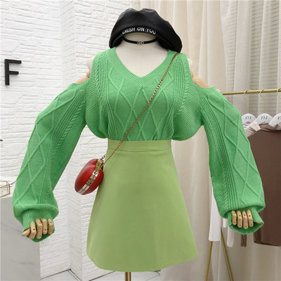 Pulover de dama modern cu decolteu spitz si umerii goi in mai multe culori