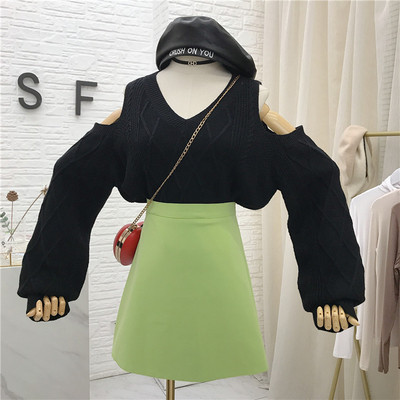 Pulover de dama modern cu decolteu spitz si umerii goi in mai multe culori