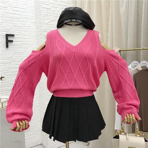 Pulover de dama modern cu decolteu spitz si umerii goi in mai multe culori