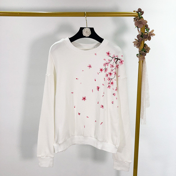 Fehér női blúz rátéttel és ovális nyakkivágással