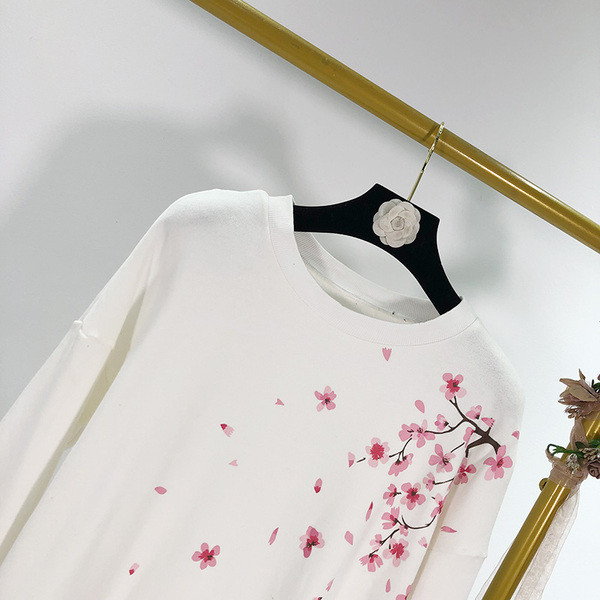 Fehér női blúz rátéttel és ovális nyakkivágással