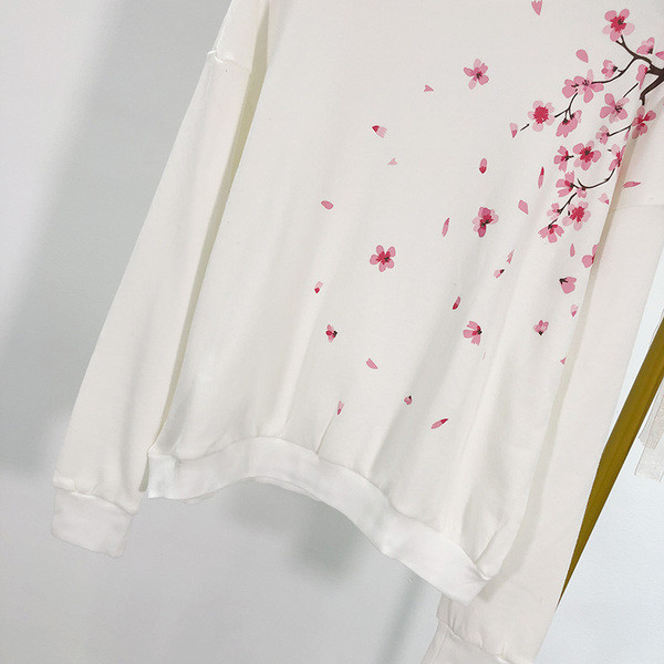 Fehér női blúz rátéttel és ovális nyakkivágással