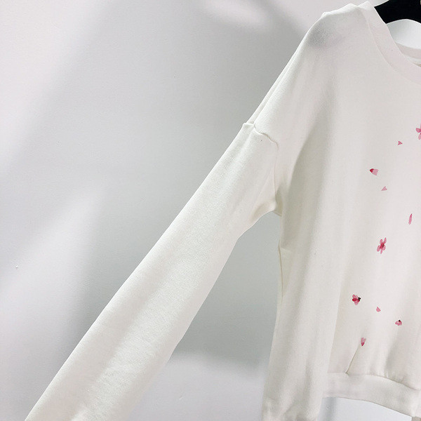 Fehér női blúz rátéttel és ovális nyakkivágással