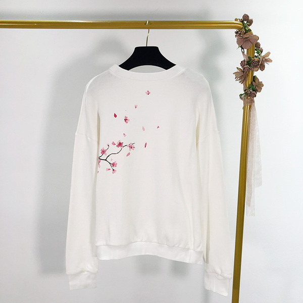 Fehér női blúz rátéttel és ovális nyakkivágással