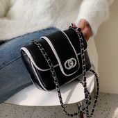 Γυναικεία κομψή τσάντα με αλυσίδα σε μαύρο και μπλε χρώμα