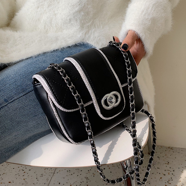 Γυναικεία κομψή τσάντα με αλυσίδα σε μαύρο και μπλε χρώμα