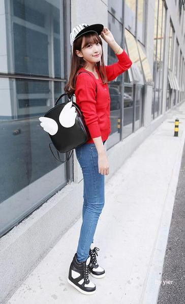 Női hátizsák 3D angyalszárnyakkal, különböző színekben