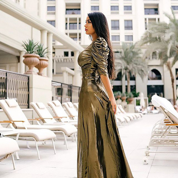 Elegáns női overall mély nyakkivágással és 3/4 ujjú arany színű