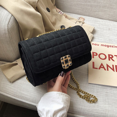 Κομψή γυναικεία τσάντα και πέτρες σε διάφορα χρώματα