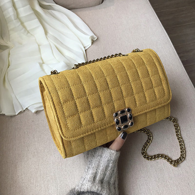 Κομψή γυναικεία τσάντα και πέτρες σε διάφορα χρώματα