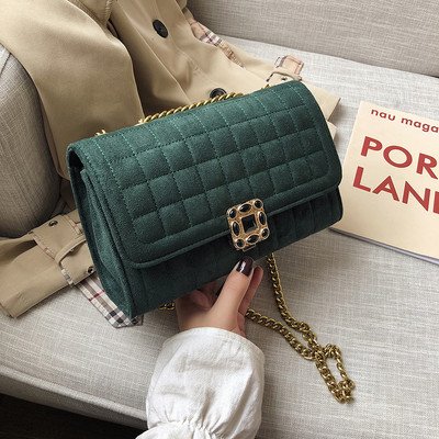 Κομψή γυναικεία τσάντα και πέτρες σε διάφορα χρώματα