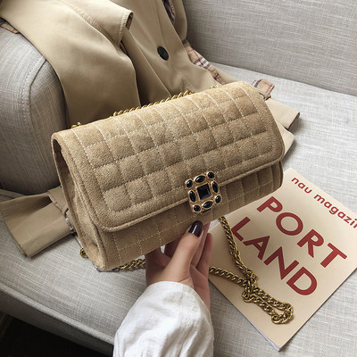 Κομψή γυναικεία τσάντα και πέτρες σε διάφορα χρώματα