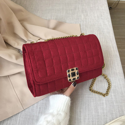 Κομψή γυναικεία τσάντα και πέτρες σε διάφορα χρώματα