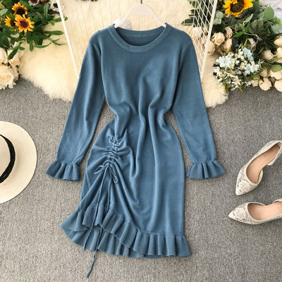 Őszi női ruha nyakkendőkkel, különböző színekben