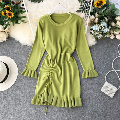 Őszi női ruha nyakkendőkkel, különböző színekben