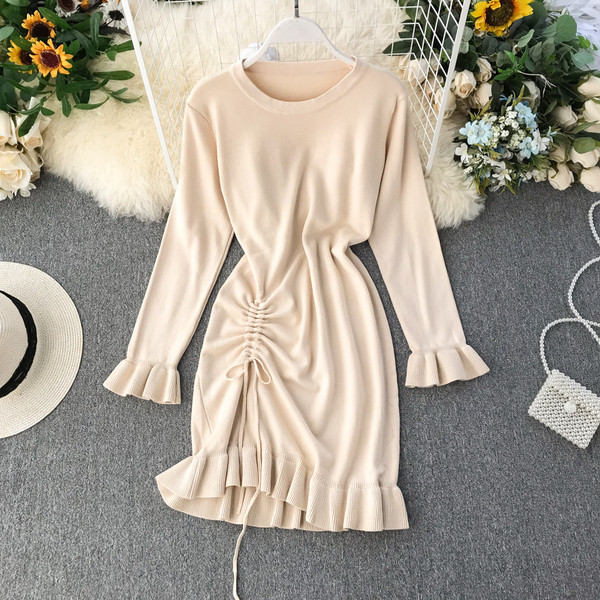 Őszi női ruha nyakkendőkkel, különböző színekben