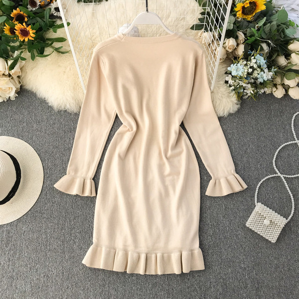 Őszi női ruha nyakkendőkkel, különböző színekben