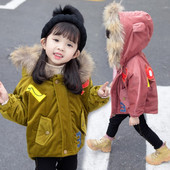 Aktuális gyerekkabát lányoknak két színben, gombokkal és rátéttel