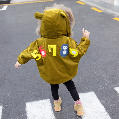 Aktuális gyerekkabát lányoknak két színben, gombokkal és rátéttel