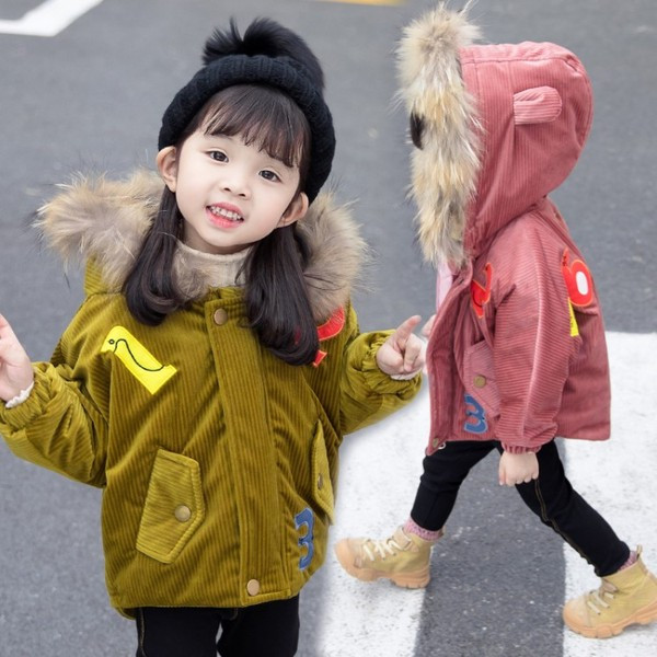 Aktuális gyerekkabát lányoknak két színben, gombokkal és rátéttel