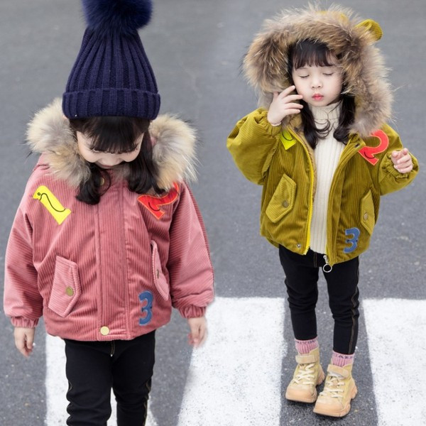 Aktuális gyerekkabát lányoknak két színben, gombokkal és rátéttel