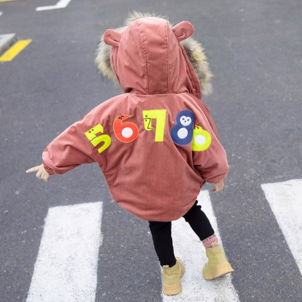 Aktuális gyerekkabát lányoknak két színben, gombokkal és rátéttel