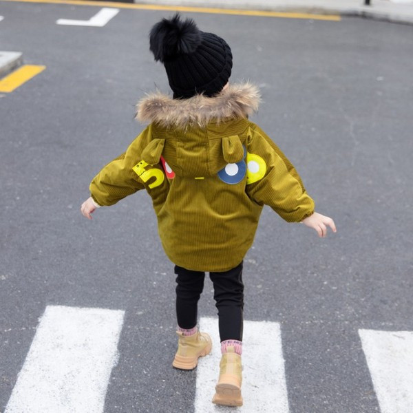 Aktuális gyerekkabát lányoknak két színben, gombokkal és rátéttel