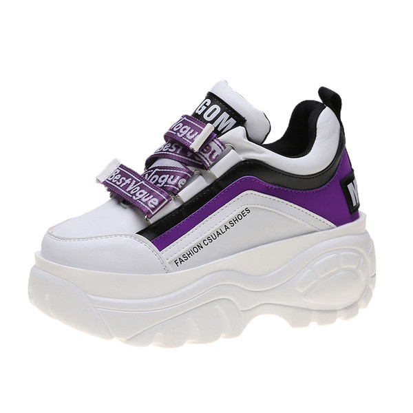 Női tornacipő magas durva talppal és foltokkal