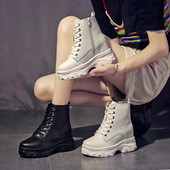 Cizme de dama cu talpa inalta si sireturi in negru si bej