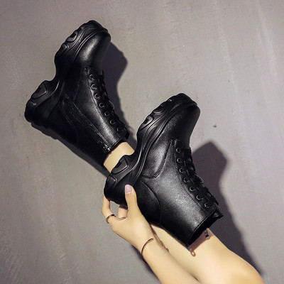 Cizme de dama cu talpa inalta si sireturi in negru si bej